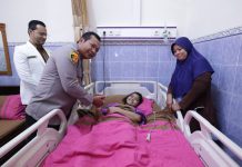 Jelang Operasi, Kapolda Jatim Beri Semangat Cyntya Gadis Viral Penjual Peyek di Surabaya