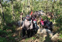 Kibarkan Merah Putih di Puncak Gunung Limo Polwan Polres Pacitan Peringati Hari Jadi ke-75