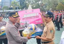 Polresta Banyuwangi Serahkan Hadiah Lomba Yel-Yel dan Lomba Kebersihan Tour of Kemala 2023