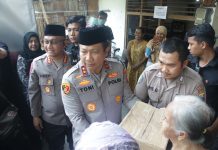 Jumat Curhat Kapolda Jatim Libatkan Tim Dokter Kepolisian Periksa Warga yang Sakit