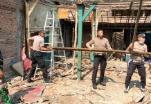 Polri Peduli, Polres Lamongan Bedah Rumah Warga Menjadi Layak Huni