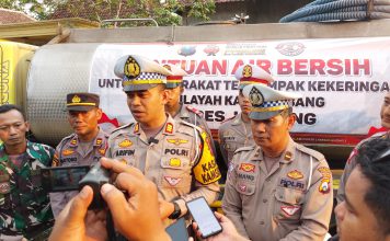 Polisi Bantu 14 Ribu Liter Air dan Sembako pada Warga Terdampak Kekeringan di Jombang