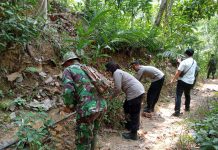 Sinergitas TNI-Polri dan Warga Pasang Selang, Perlancar Pemenuhan Kebutuhan Air Bersih