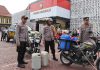 Di Trenggalek Polisi Inovatif Padamkan Karhutla pada Ketinggian Pakai Alat Damkar Mini Pakai Motor
