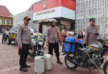 Di Trenggalek Polisi Inovatif Padamkan Karhutla pada Ketinggian Pakai Alat Damkar Mini Pakai Motor