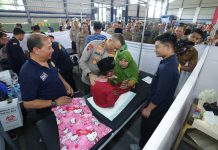 Tindaklanjuti Jumat Curhat Polda Jatim Gelar Baksos dan Bakkes di Sampang Madura
