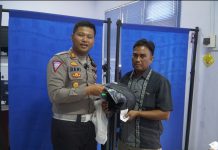 Kasat Lantas Polres Pasuruan Bagi Hadiah Di Hari Pahlawan