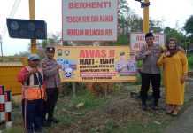 Bentuk Kepedulian, Kapolsek Purwosari Pasang Banner Perhatian di Tiga Perlintasan KA Tanpa Palang Pintu