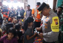 Kapolda Sumut Salurkan Bantuan dan Pastikan Pencarian Korban Longsor di Humbahas