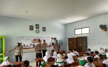 Anggota Polres Tulungagung Jadi Guru di Kelas Inspirasi Andika Mengajar 2023