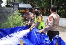 Kendaraan Taktis Polres Blitar Kota Berubah Fungsi Bantu Masyarakat Droping Air Bersih