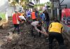 Sinergitas Polres Batu Bersama TNI dan Warga Bersihkan Lumpur Akibat Banjir Lalulintas Kembali Lancar