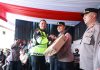 Kapolda Jatim Beri Motivasi Serahkan Tali Asih di Pos Pam Nataru ASDP Ketapang Banyuwangi