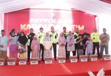 Patroli Motor di Jalur Pantura Situbondo, Kapolda Jatim Beri Bansos Untuk Warga Asembagus