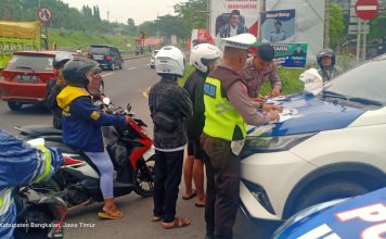 Tertibkan Pengendara Polres Bangkalan Lakukan Tilang Manual