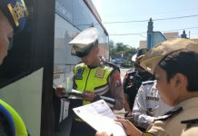 Jelang Nataru, Polres Magetan Bersama Dishub Lakukan Ramp Check Angkutan Transportasi