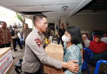 Gelar Jumat Curhat di Desa Bungurasih, Waka Polda Jatim Salurkan Bansos untuk Warga