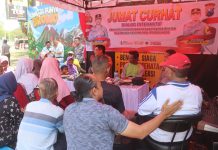 Hari Ibu, Polres Probolinggo Gelar Jumat Curhat Bersama Emak – emak Pedagang di Pantai Bentar