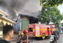 Diduga Akibat Arus Pendek, Gudang Spring Bed UD.JAYA KOIL di Purwosari Terbakar