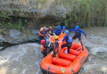 Polisi Bersama Tim SAR Gabungan Kota Batu Berhasil Temukan Korban Hanyut di Sungai Konto
