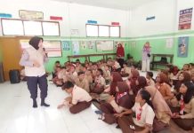 Polres Bondowoso Libatkan Tim Trauma Healing Ajak Anak – anak Lupakan Bencana Angin Puting Beliung