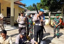 Unik, Polisi di Bondowoso Himbau Masyarakat Untuk Tidak Golput dengan Tradisi Ronjengan