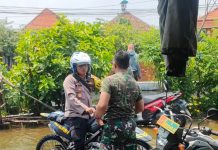 Sinergitas, Polisi Bersama TNI dan BPBD Tangani Banjir di Sidoarjo