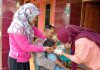 Dampingi Warga Binaanya, Pak Bhabin Polres Ngawi Turut Sukseskan Program Imunisasi Polio