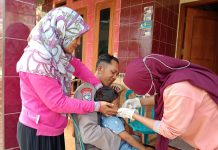 Dampingi Warga Binaanya, Pak Bhabin Polres Ngawi Turut Sukseskan Program Imunisasi Polio