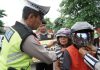 Beri Helm Gratis Pengendara di Operasi Keselamatan Semeru 2024, Polres Ponorogo Ajak Warga Tertib Lalin