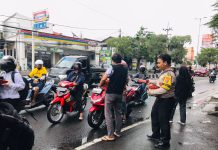 Semarakkan Bulan Ramadhan Polisi di Sidoarjo Berbagi Takjil