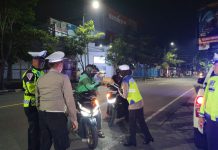 Patroli Sahur Ramadhan Polres Bojonegoro Berbagi Nasi Kotak Untuk Warga