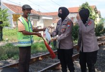 Anggota Polwan Polres Pasuruan Bagikan Daging Qurban Kepada Penjaga Palang Perlintasan KA