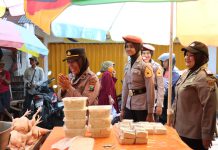 Polwan Polres Mojokerto Kota Blusukan ke Pasar Beri Himbauan Kamtibmas