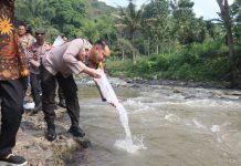 Hari Bhayangkara Ke-78, Polres Pasuruan Gelar Jum’at Curhat Dan Penebaran Benih Ikan Di Sungai Purwodadi