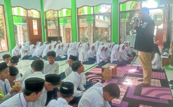 Marak berita viral gengster Kasi Humas Polres Pasuruan Berikan Pembinaan di sekolah