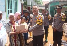 Kapolres Pasuruan Salurkan Bantuan Sembako Kepada Warga Terdampak Banjir Di Winongan