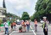 Cegah Balap Liar, Dishub Kabupaten Pasuruan Pasang Pita Kejut di Jalan Raya Kalitengah Pandaan