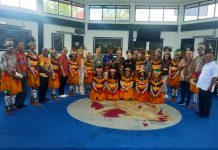Tiba di Sentani, Rombongan SKKP Disambut Tarian Daerah dan Penyematan Mahkota Kasuari