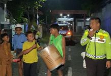 Cegah Tawuran dan Pencurian, Polres Pasuruan Dampingi Remaja Bangunkan Sahur
