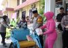 Kapolres Pasuruan Berikan Zakat Fitrah kepada Tukang Becak dan Anak Yatim