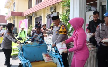 Kapolres Pasuruan Berikan Zakat Fitrah kepada Tukang Becak dan Anak Yatim