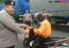Jelang Berbuka puasa, Kapolres Pasuruan Bagikan Takjil Ke Pengendara Jalan Raya
