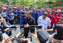 Kunjungi Damkarmat Kota Makassar, Wamendagri Bima Arya Apresiasi Kecepatan dan Responsivitas Layanan