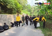 Polres Blitar Kota Gandeng Perguruan Silat Bersihkan Lingkungan Sambut Hari Bhayangkara ke -79