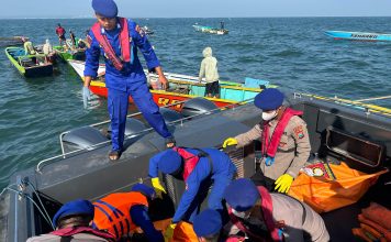 Tim SAR Ditpolairud Polda Jatim Kembali Berhasil Evakuasi 2 Korban Meninggal di Perairan Lekok Pasuruan
