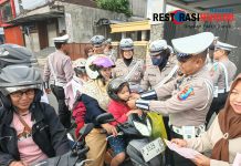 Polisi Menyapa : Operasi Patuh Semeru 2025 Polres Jember Sebar Brosur Edukasi Tertib Lalin Bagi Pengguna Jalan