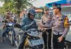 Bukan Razia Biasa, Polres Jember Jadikan Operasi Patuh Semeru Aksi Senyum dan Cokelat untuk Keselamatan