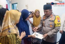 Kapolres Probolinggo Sambangi Rumah Duka Sampaikan Bela Sungkawa pada Keluarga Korban Penembakan di Papua