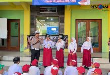 Operasi Patuh Semeru 2025, Polres Mojokerto Edukasi Pelajar Tertib Lalin dan Berbagi Helm Gtatis